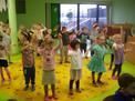Děti u Zelených pastelek tančí